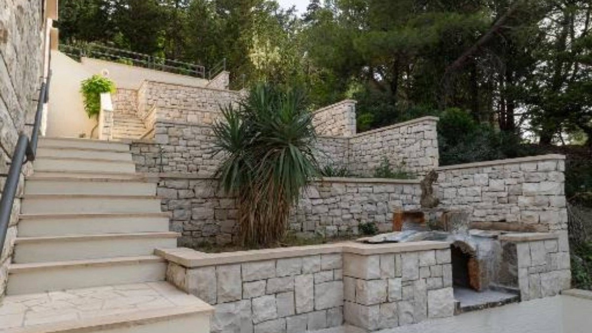 Pucisca House | White Stone House