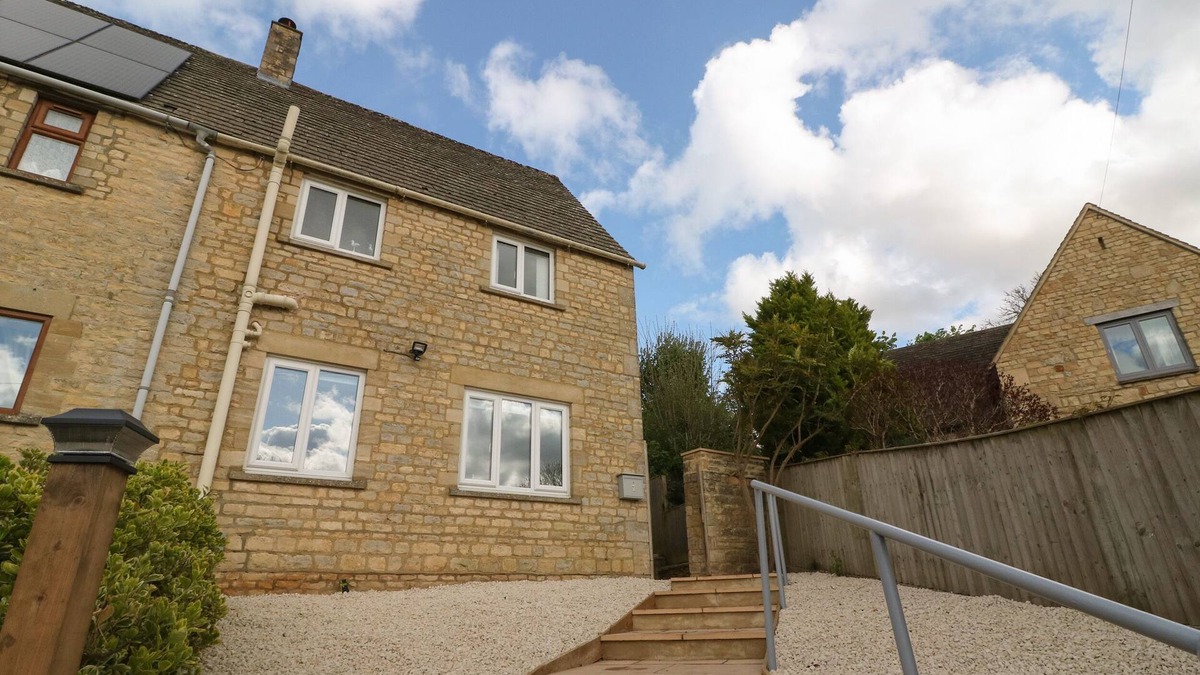 Burford House | WHITE STONES, pet friendly, with open fire in Fulbrook