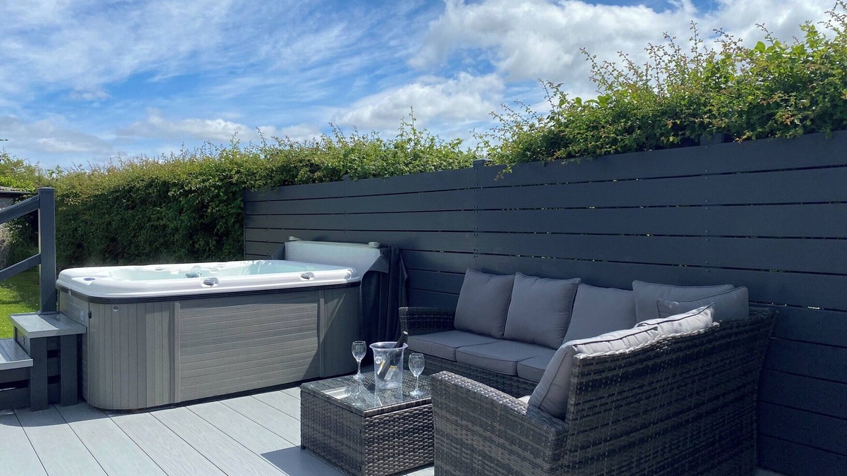 Dinas Cottage | White Towers - HW7625