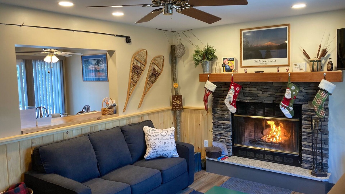 Wilmington House | Whiteface Wilmington Cottage Level 2 EV charger~Hot tub-Fireplace-Dog friendly