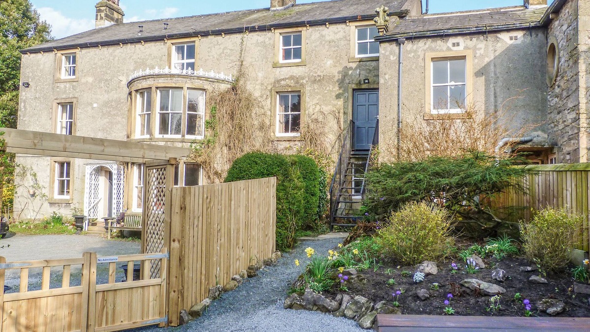 Giggleswick Cottage | WHITEFRIARS LODGE, family friendly, with a garden in Settle