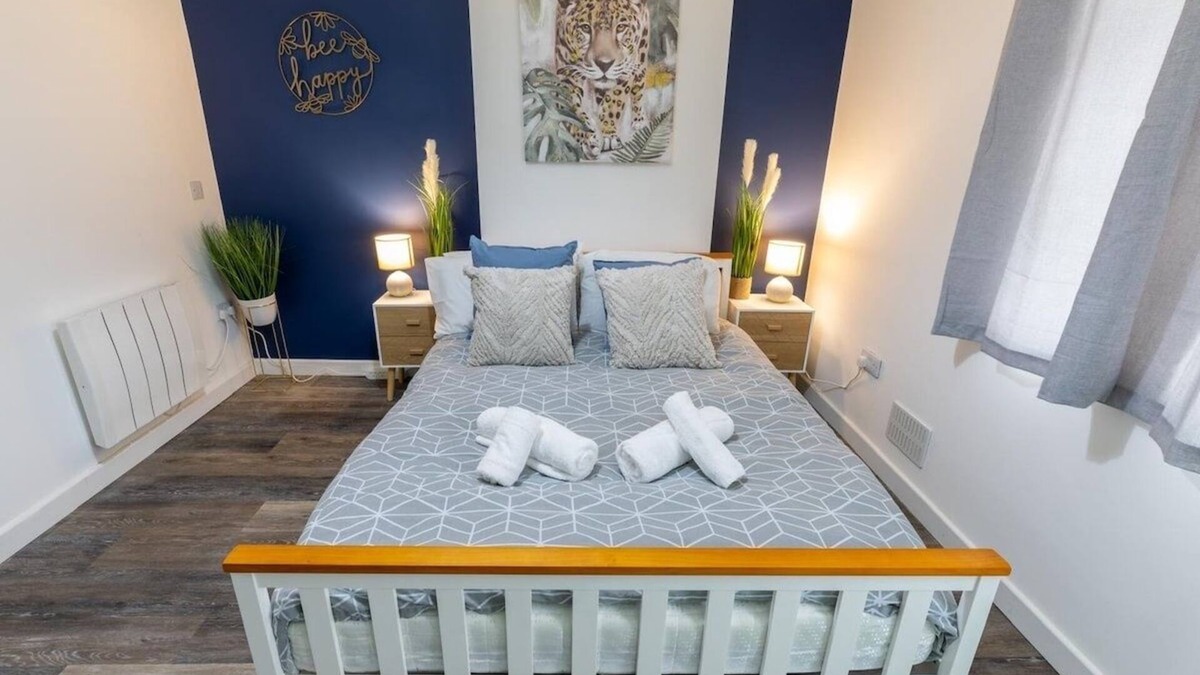 Whitehaven Apartment | Whitehaven Retreat | Sleeps 2 | Cosy Escape