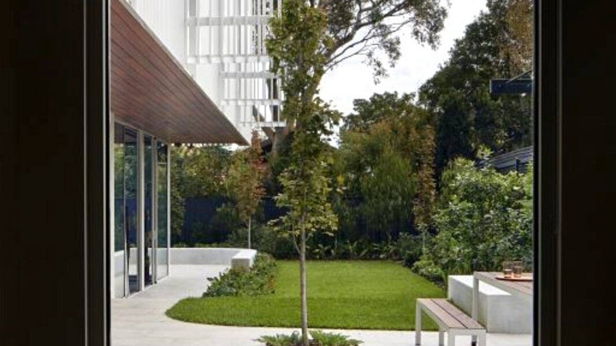 Caulfield North House | Whitehouse (With Car Parking)
