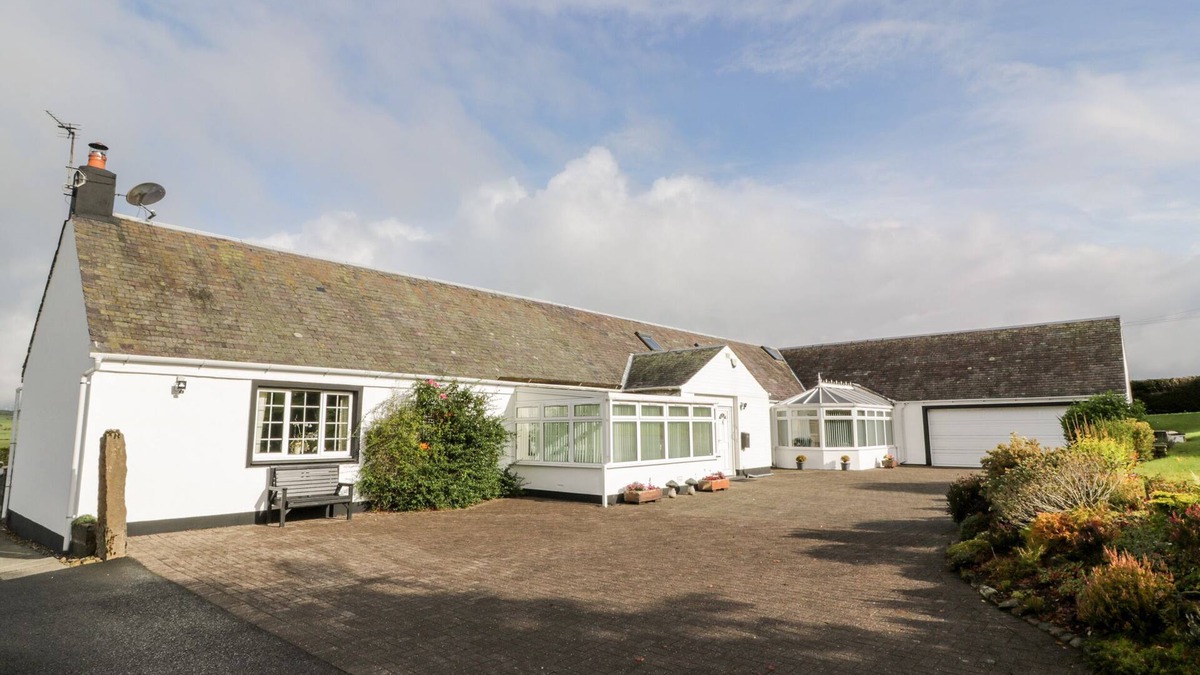 Darvel House | WHITESIDE COTTAGE, family friendly, with open fire in Darvel