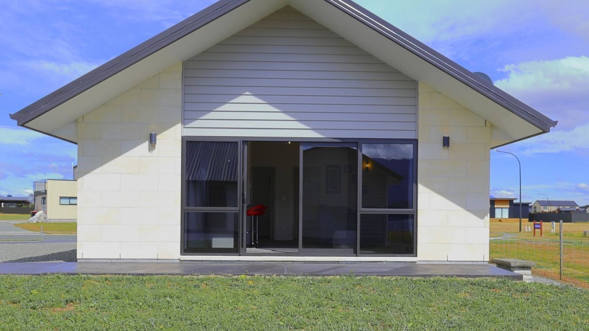 Te Anau Cottage | Whitestone Cottage Lakefront in Te Anau
