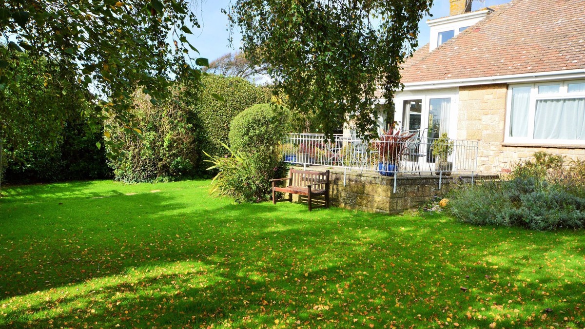 Newport Cottage | Whitestones - a bungalow that sleeps 7 guests in 3 bedrooms