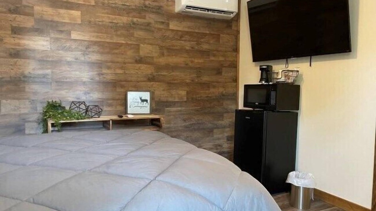 Sedan Hotel | Whitetail Inn