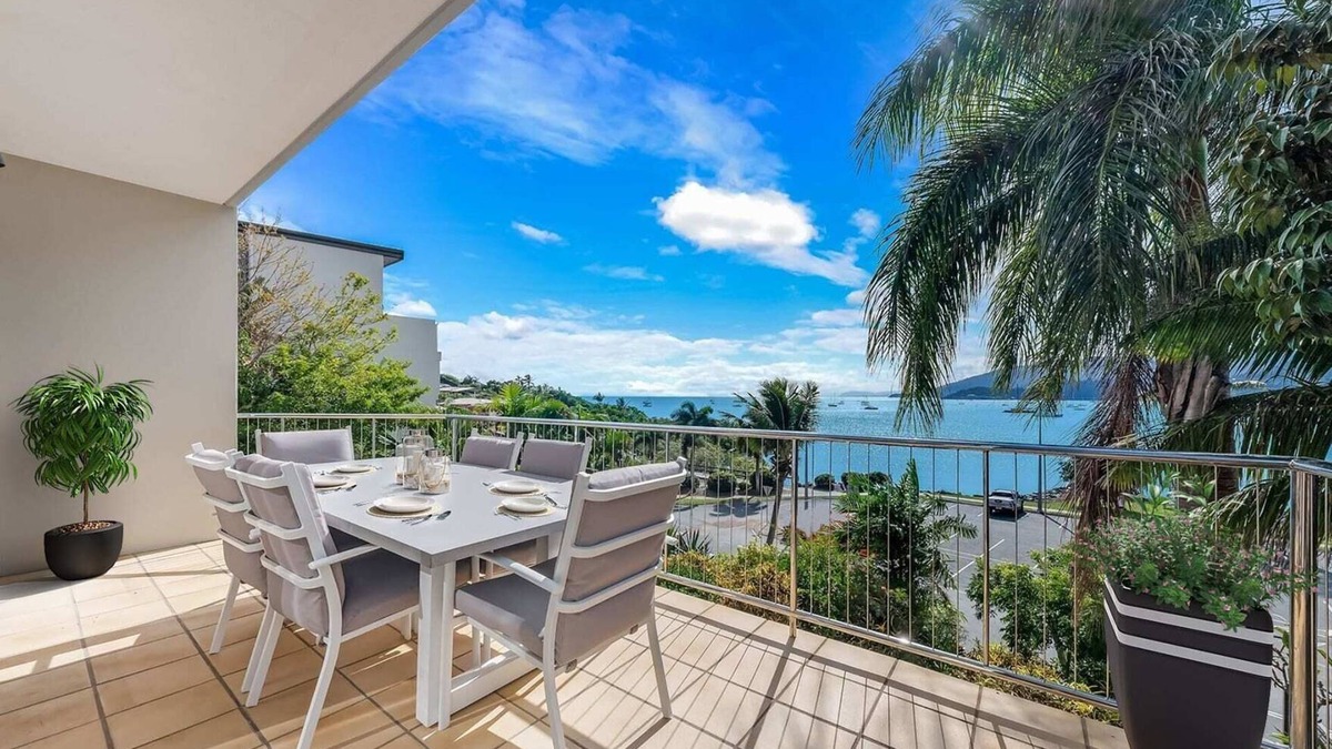 Airlie Beach Apartment | Whitsunday Beachfront Apartment on Broadwater
