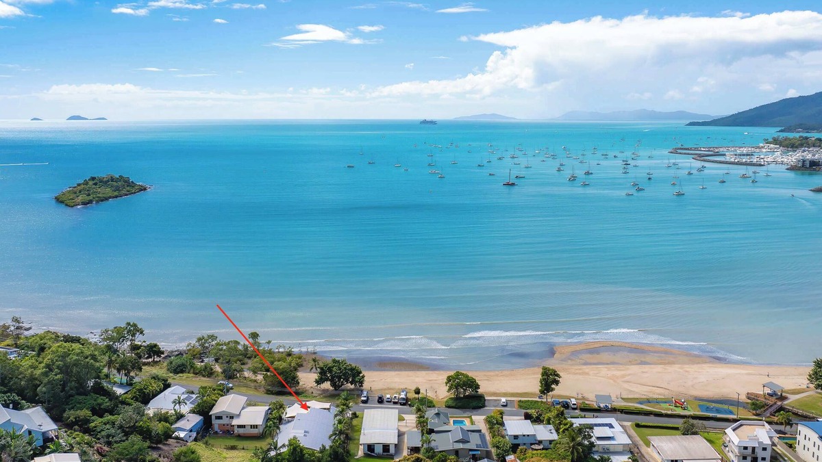Cannonvale Apartment | Whitsunday Escape - Beachfront with Swimming Pool