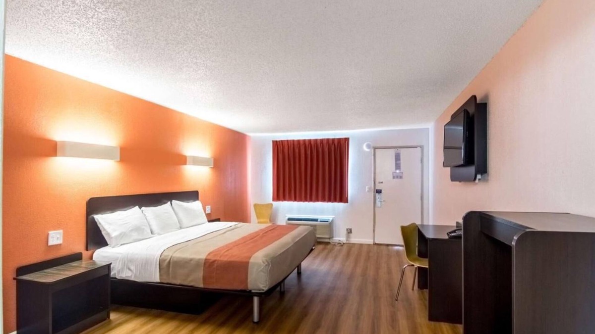 Clinton Hotel | Whitten Inn