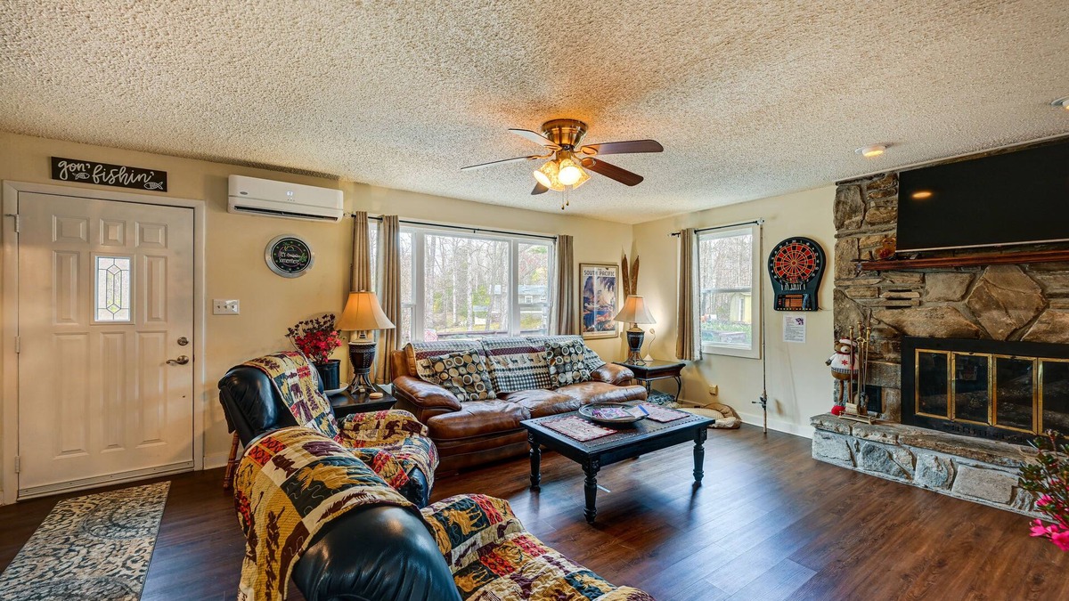 Qualla Cabin | Whittier Vacation Rental Cabin w/Private Hot Tub