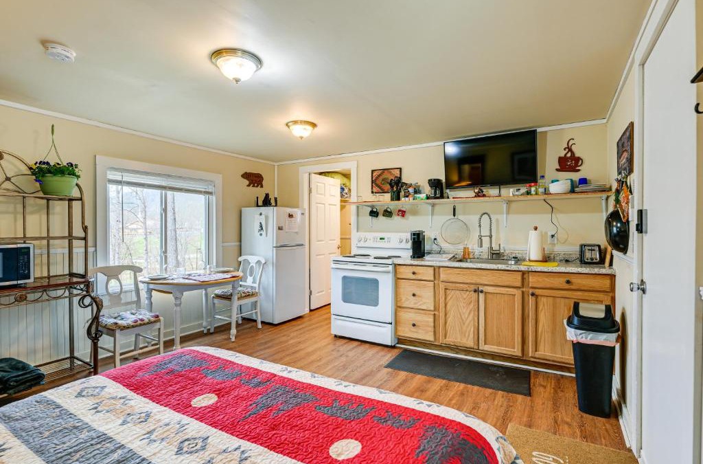 Qualla Apartment | Whittier Vacation Rental Cabin in Tranquil Setting