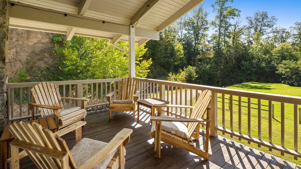 Qualla House | Whittier Woods Retreat. Smokies, Bryson City. Pet-friendly, Family Get-A-Way.
