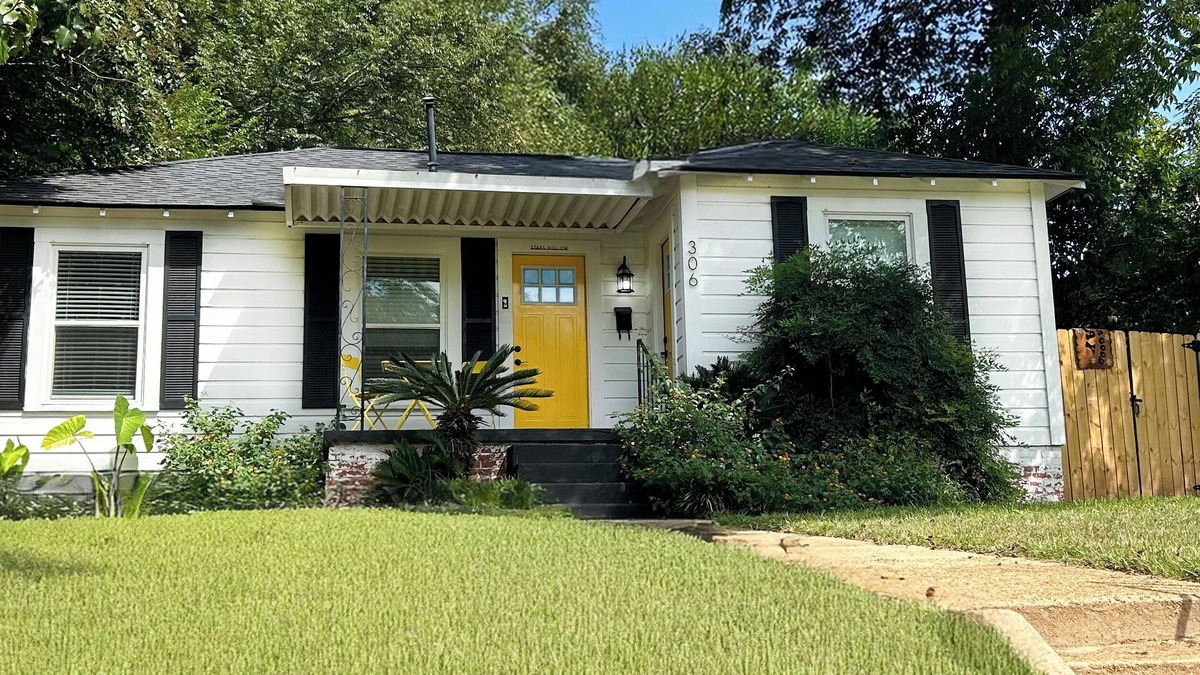 Tyler Cottage | Whole 3 Bedroom Cottage + Yard Near Medical District & Downtown Tyler