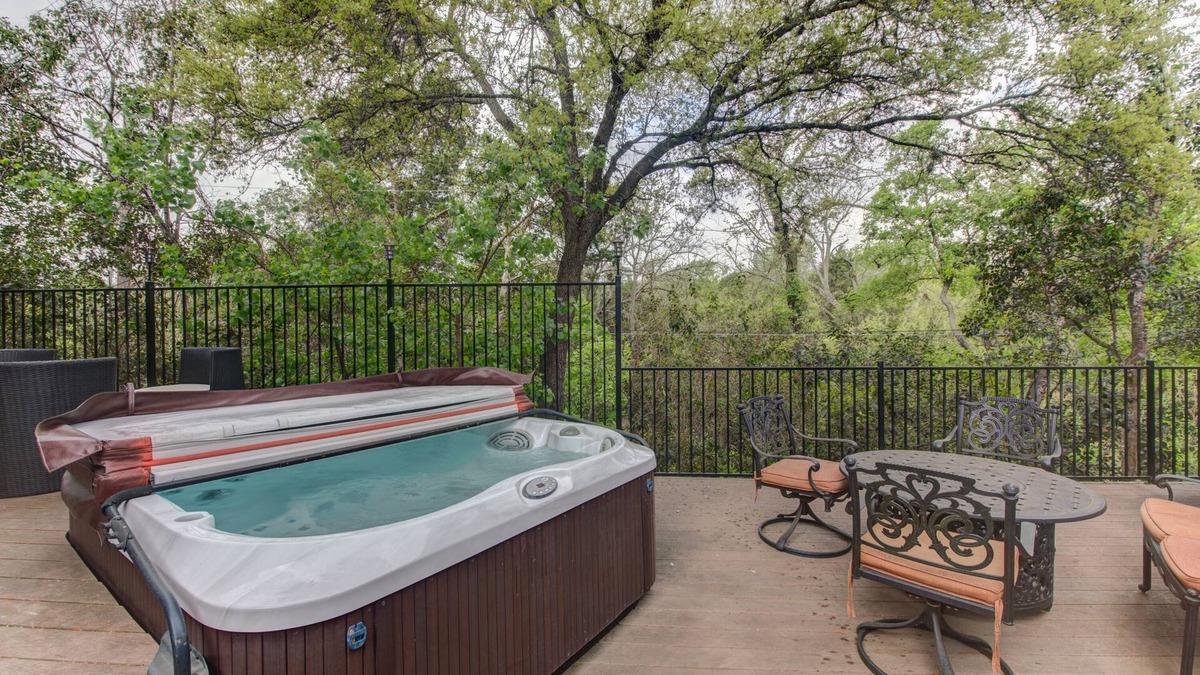 MLK House | Whole Home Air Cleaner, Quiet surroundings, deck and Jacuzzi, near golf course