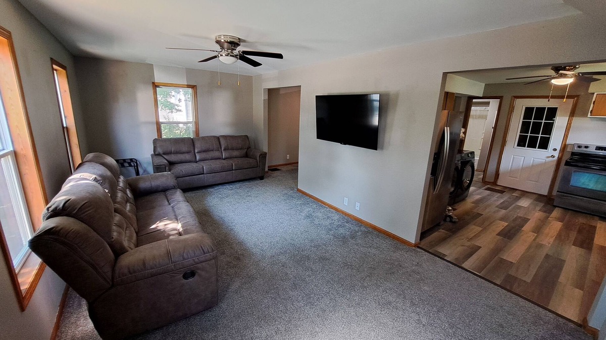 Dubuque House | Whole Home by Heritage Trail, quiet street, outdoor games