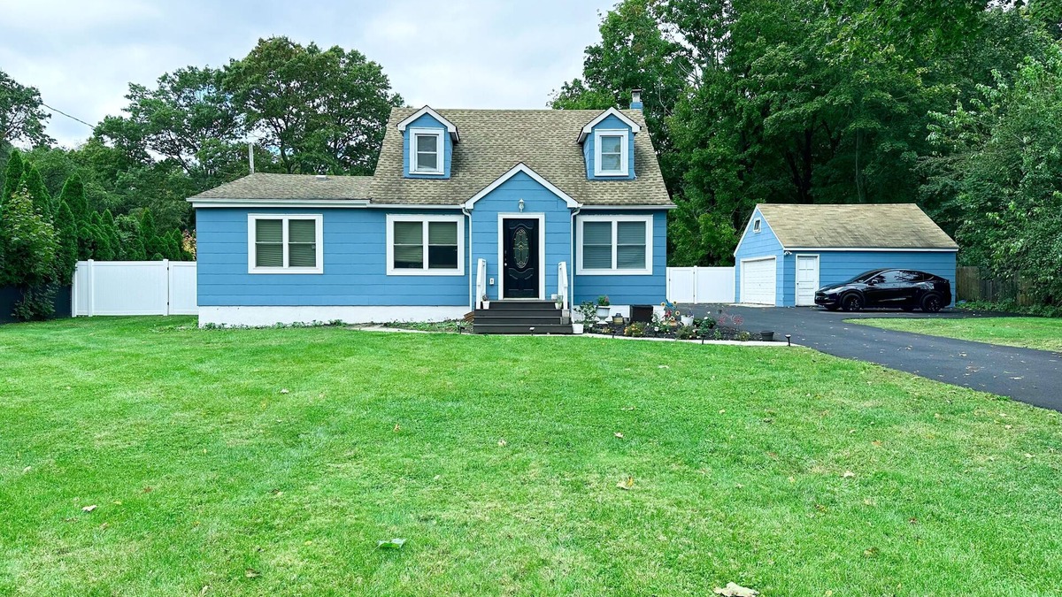 Nesconset House | Whole home SmartTV pet friendly King bed