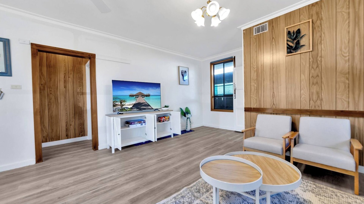 Norlane House | Whole House- 2mins to Spirit of Tasmania- 2 mins Northshore beach- Shore Getaway
