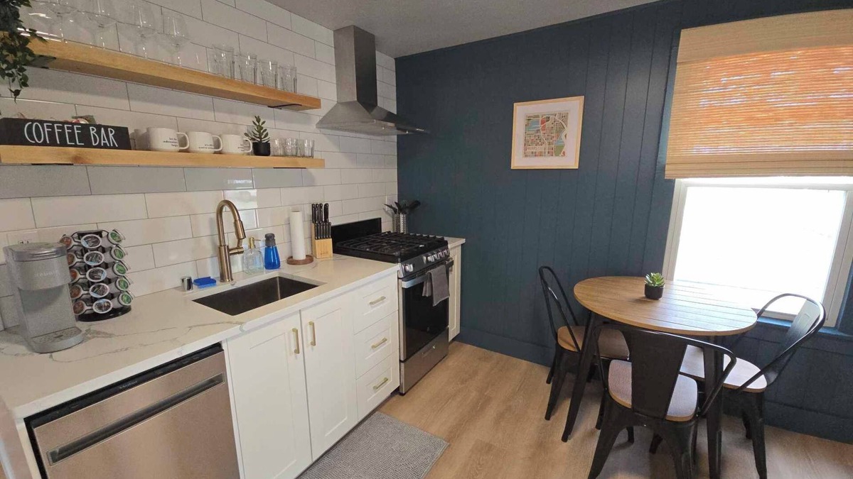 Fifth Ward House | Whole house in Walker's Point + Parking + A/C