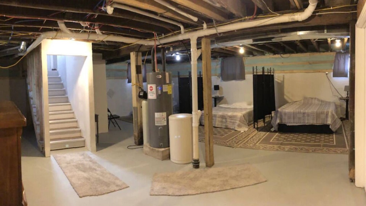 Washington House | Whole house w/full basement 3 bdrms 2.5 baths 5 recliners + air mattress space