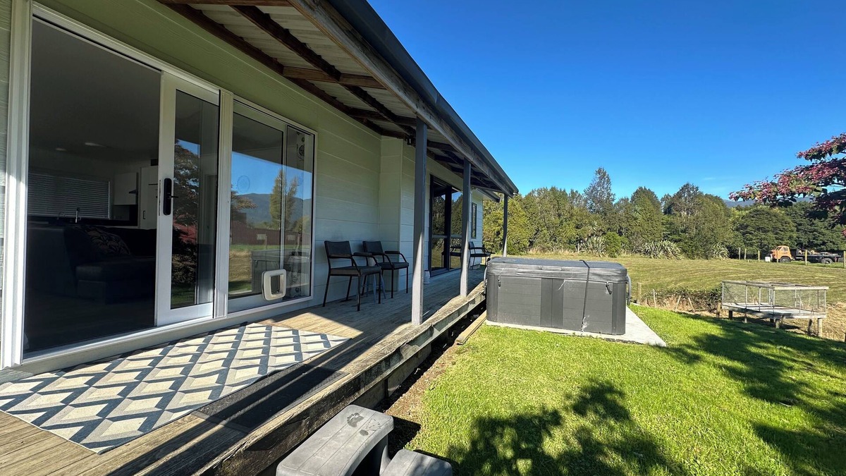Takaka House | Whole house, walking distance to town, privacy and beautiful rural views
