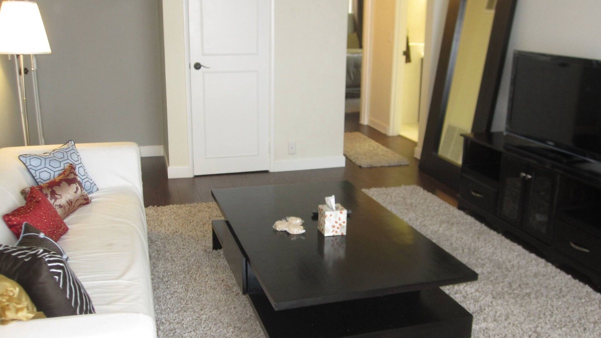 Beverly Hills Apartment | Wholefoods and Rodeo are next door!