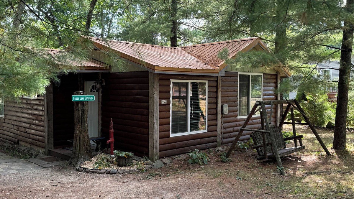 Oxford Cabin | WI Dells- full Rec lake,swim,boat,ski,UTV,fish,BBQ,Private,sauna,fire pit,hiking