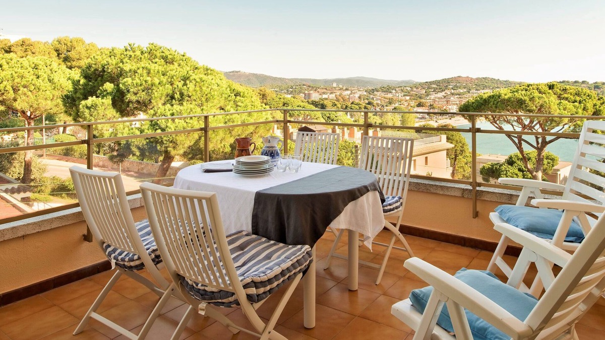 Sant Feliu de Guixols Apartment | WI-FI, sea view and terrace; huge garden and swimming pool in the complex