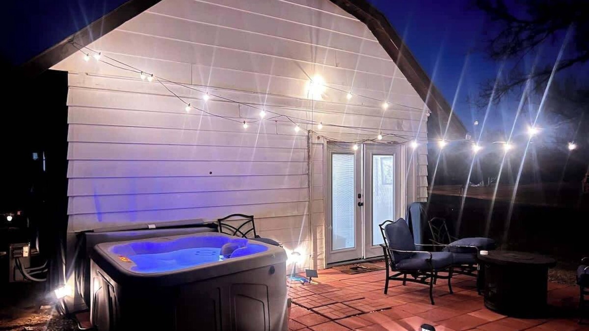 Lawton House | Wichita Mtns Barn@Ft Sill, Medicine Park, Hot tub