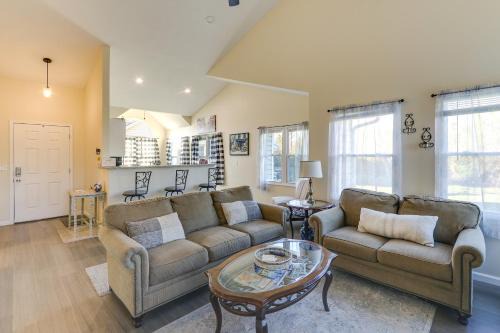 Greenwich House | Wichita Townhome with Patio 9 Mi to Downtown!