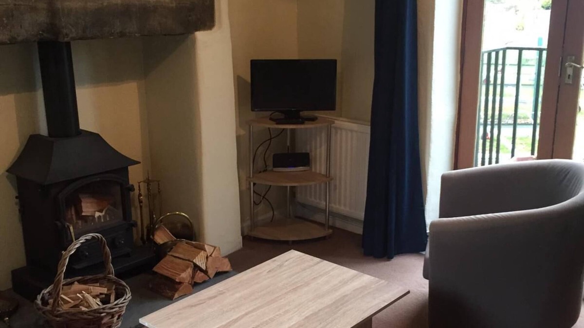 Hayfield House | Wicket Green cottage. Central village location overlooking the river