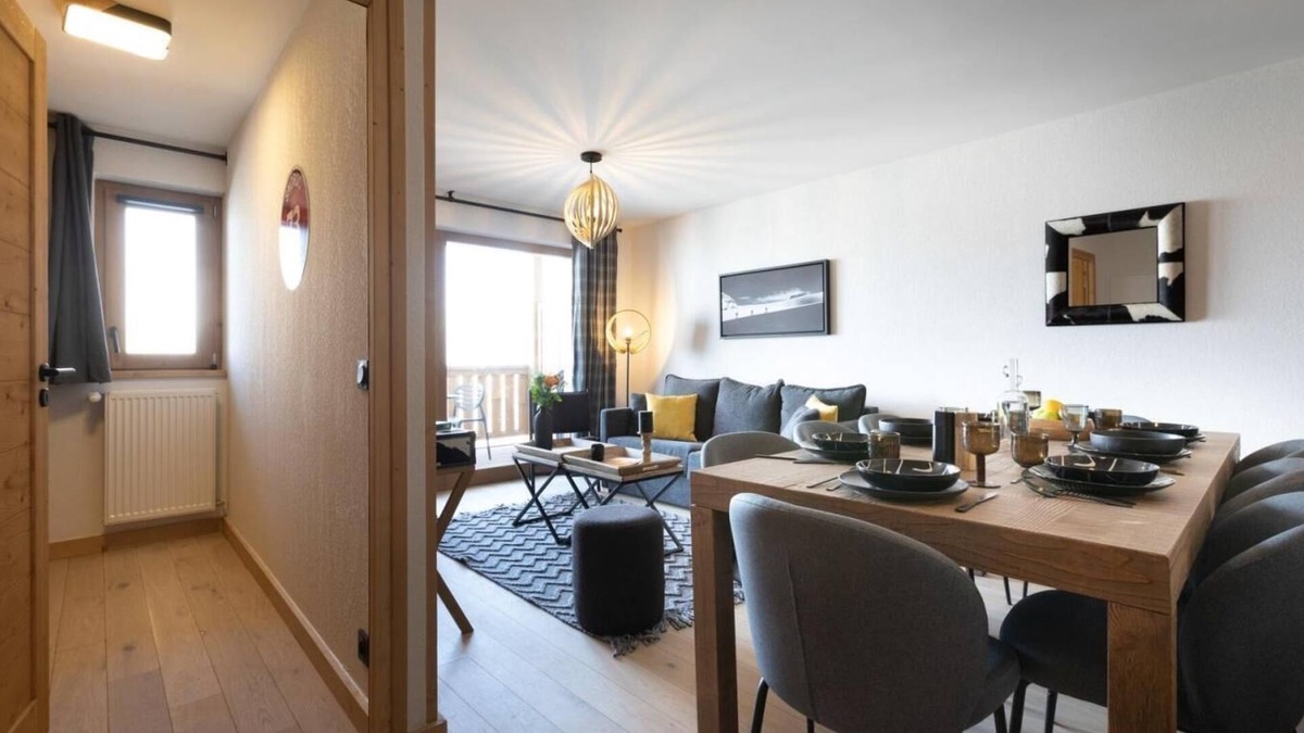 Montalbert Apartment | Wifi, 300m from ski slopes, view mountain, swimming pool, sauna, hammam, balcony, parking