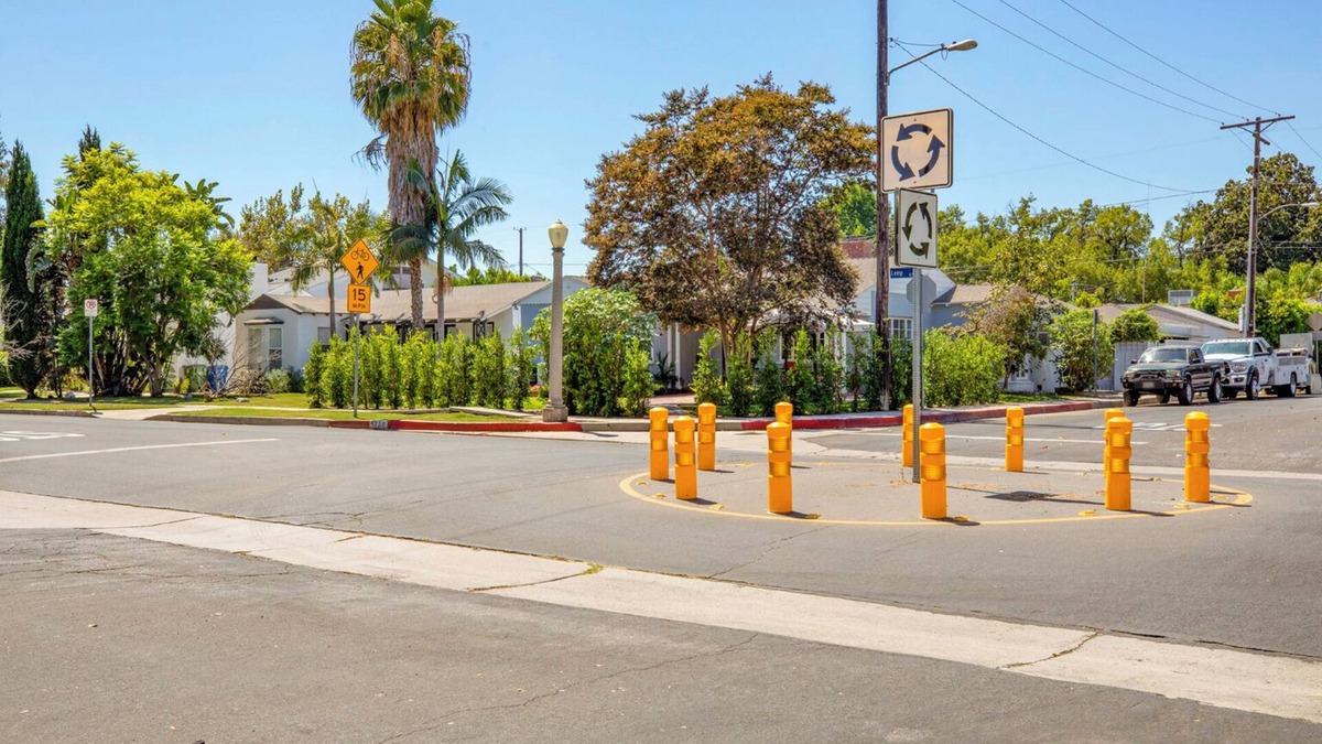 North Hollywood House | WiFi, AC Fast Internet at Noho Studio City area. Walk to In n out restaurant