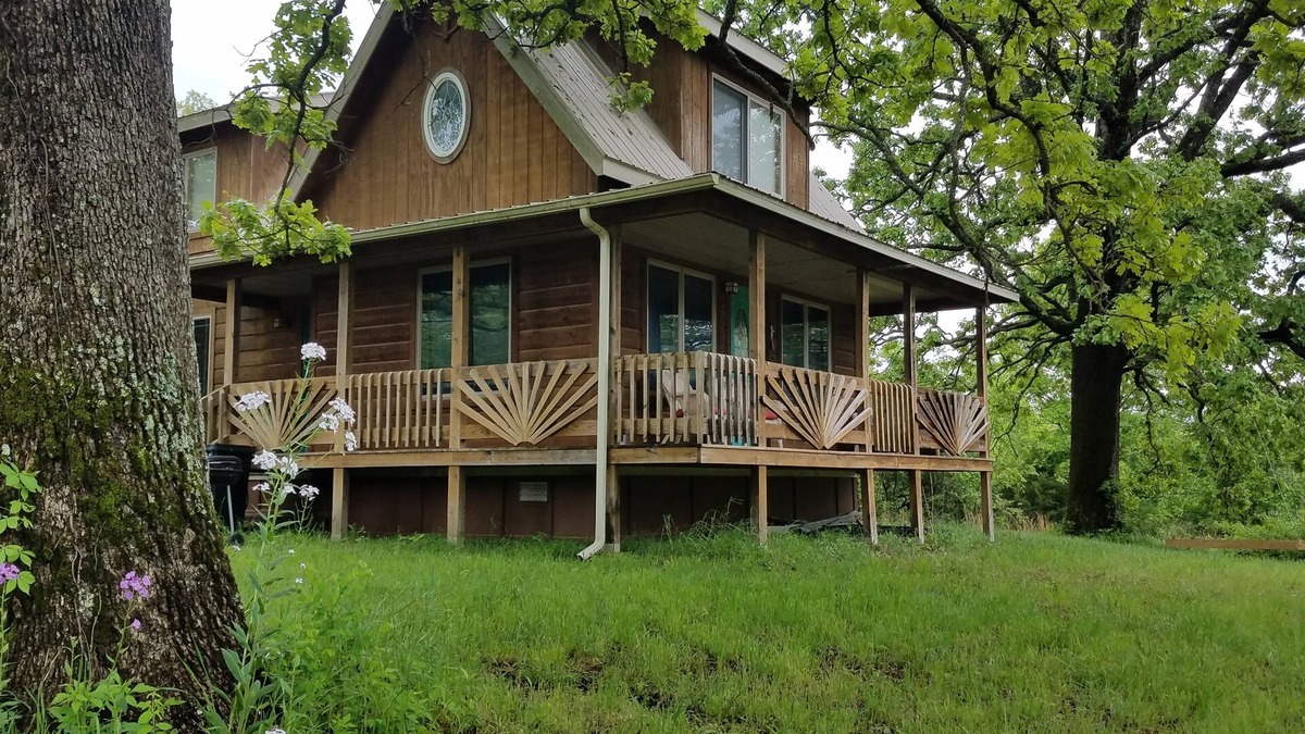 Dora Ski Chalet | WIFI! Big Oak Cabin, ozarks, hot tub, rivers!