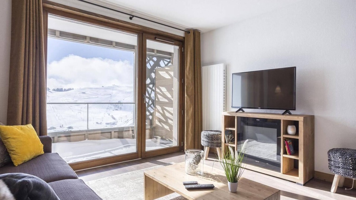 Les Saisies Apartment | Wifi, ski-in/ski-out & foot of the slopes, fitness, swimming pool, terrace, balcony, tv, ski locker