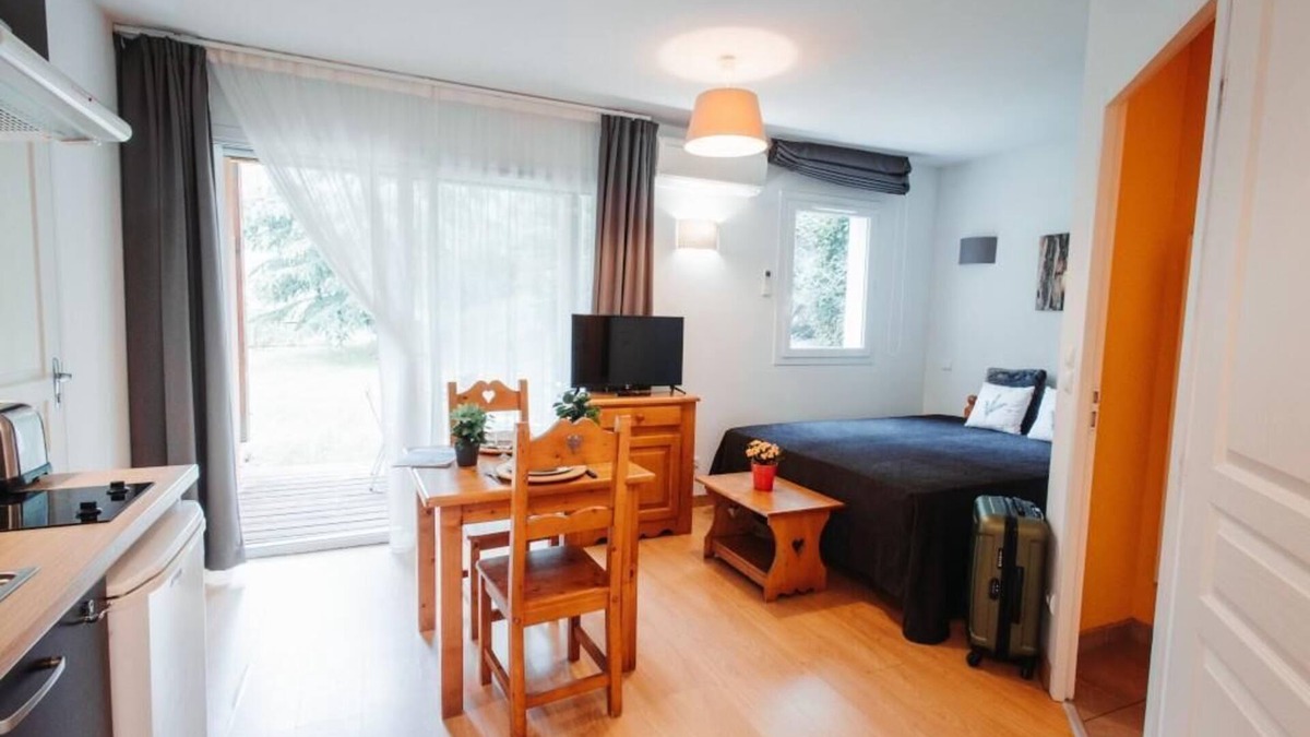 Ax-les-Thermes Apartment | Wifi, swimming pool, terrace, balcony, parking, tv, ski locker, 23m², Ax-Les-Thermes