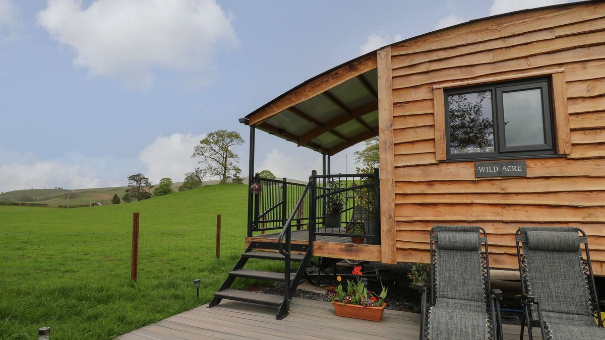 Llanddeusant Cottage | WILD ACRE, pet friendly, with hot tub in Llandovery