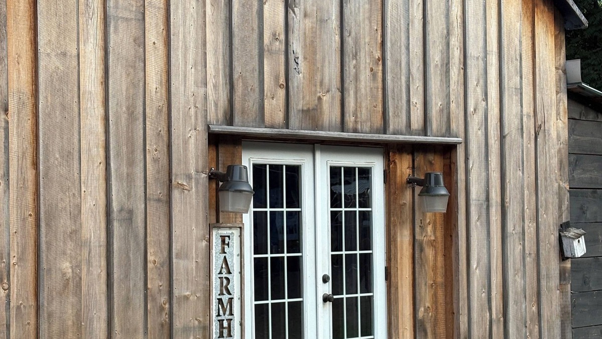 Town of Fulton Cabin | Wild horse sanctuary guest cabin. 1-bedroom in West Fulton