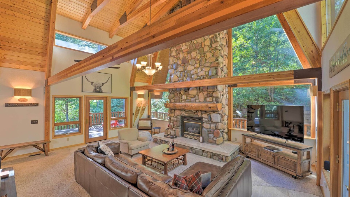 Alpine Cabin | Wild Huckleberry Alpine Cabin: Fireplace & Deck!