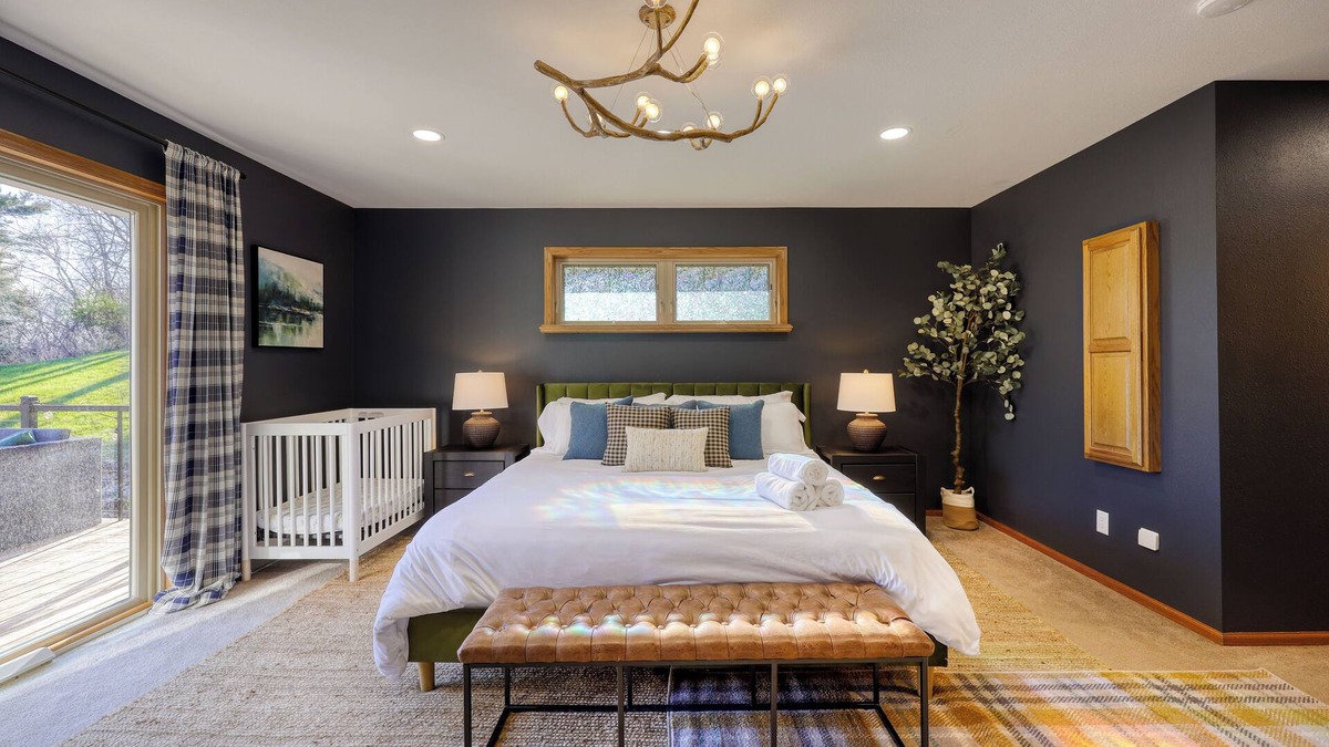 Oxford House | Wild Timber Lodge: Golf Sim, Sauna, Bars, 10 acres, close to WI Dells