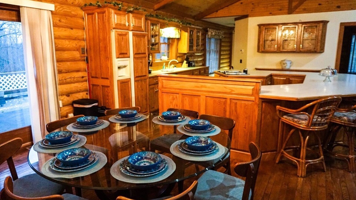 Almo House | Wild Vines Log Cabin .5miles from Ky Lake, Hot Tub, Pool Table, 1500sqft Venue!
