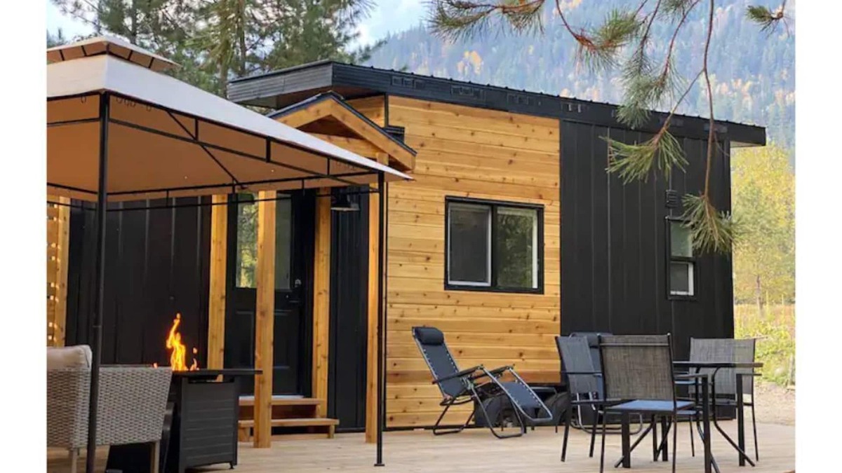 Central Kootenay Cottage | Wild Woods Creek Cottage near Whitewater Ski Hill with hot tub