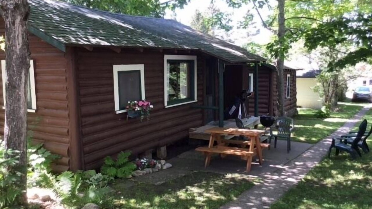 Cedarville Cabin | Wilderness Bay Cabin - Les Cheneaux Landing