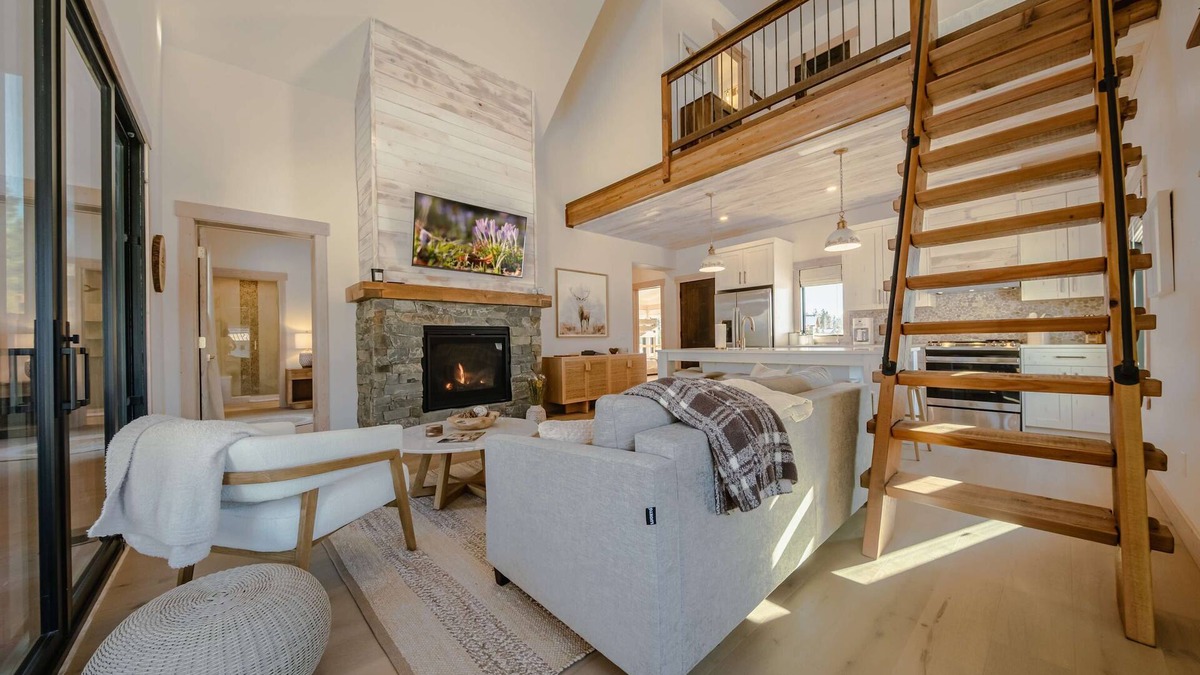 Eureka House | Wilderness Club Nest – Modern Cabin Retreat for 9 w/Hot Tub