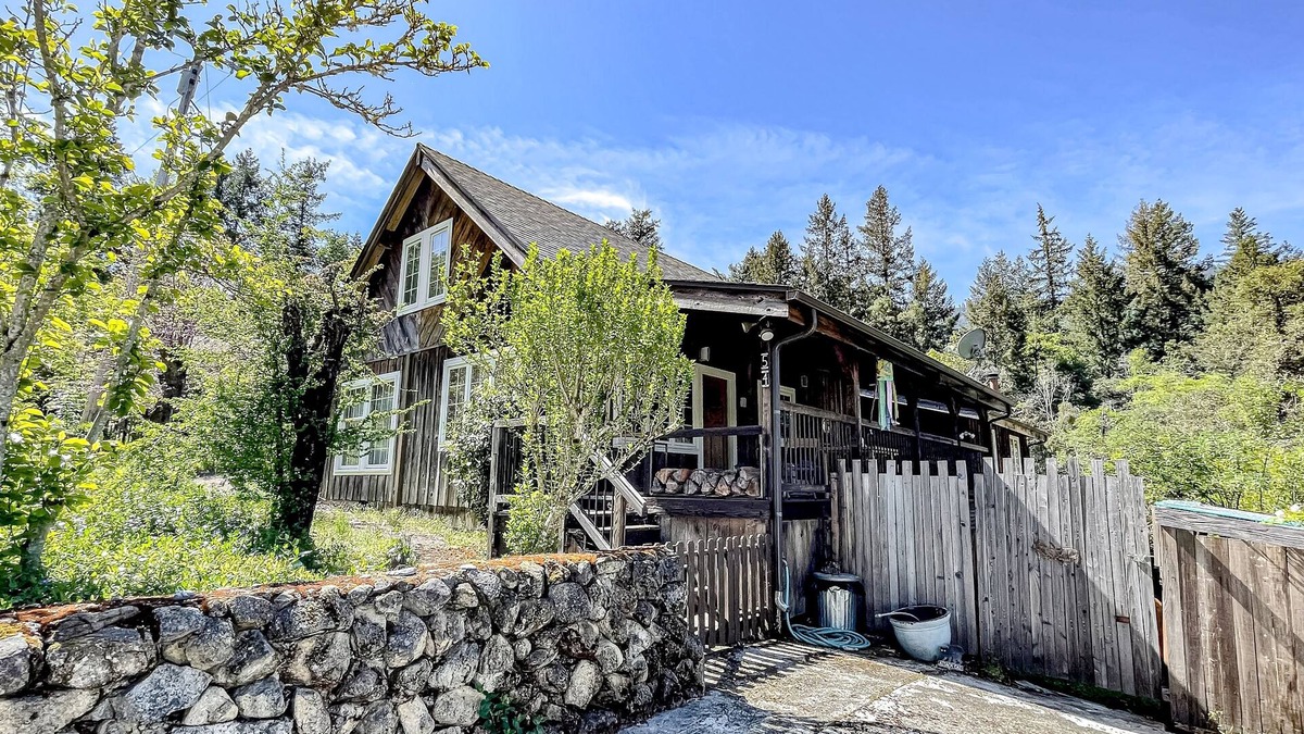 Burnt Ranch Cabin | Wilderness retreat with board games & large porch - mountain views