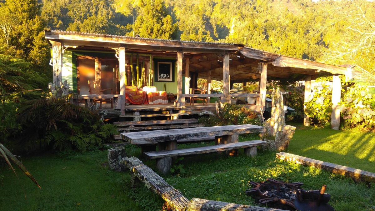 Hari Hari Cabin | Wildside Lodge (romantic off-grid cabin)