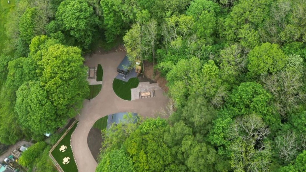 Hendrerwydd Cabin | Wildwood quarry Cabin - Pet Friendly - Sleeps 3/4