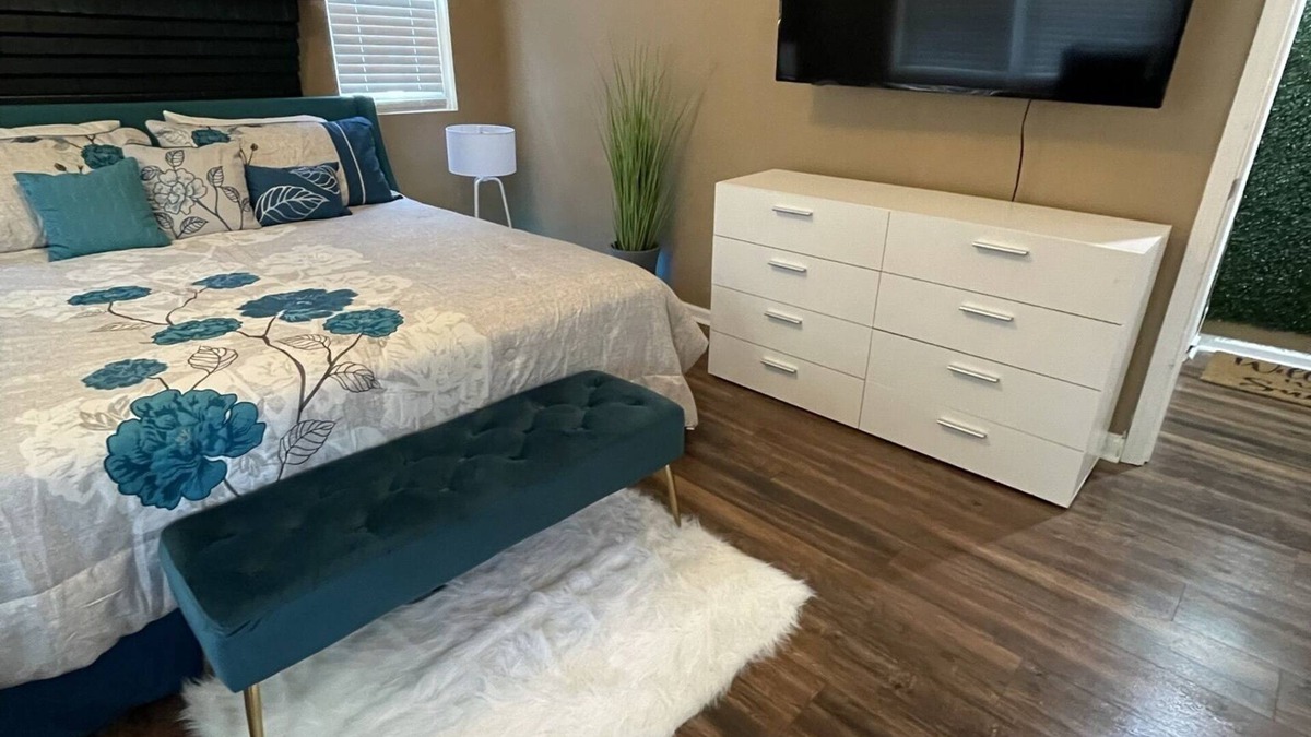 Northeast Raleigh House | Williams Way Suites 8 Stylish suites with parking