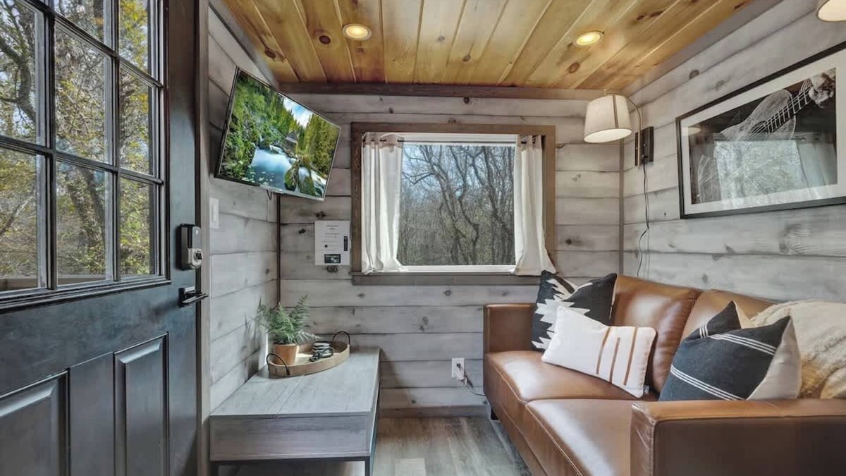 Fredericksburg Cottage | Willie the Modern Tiny Home w/Hot-tub & FireTable