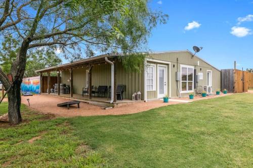 Fredericksburg House | Willie the Modern Tiny Home w/Hot-tub & FireTable